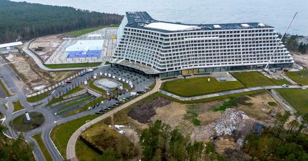Nowe zdjęcia hotelu Gołębiewski w Pobierowie. Widać baseny uznane za samowolę budowlaną