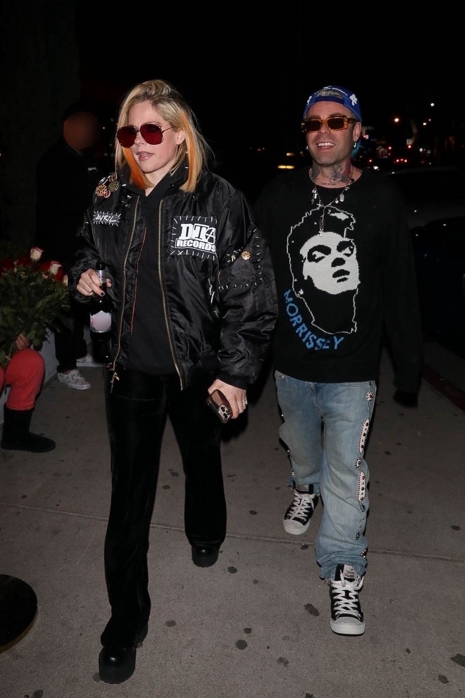 Avril Lavigne popija piwo w drodze na kolację z narzeczonym 