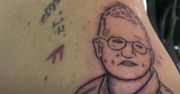 Szwedzi tatuują sobie podobiznę 64-letniego epidemiologa