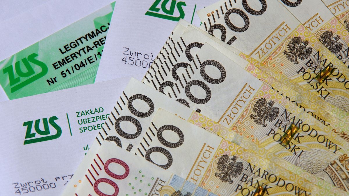 Stock Marek Bazak
Fot. Zofia i Marek Bazak/East News, N/z pismo z ZUS, tradycyjna legitymacja emeryta rencisty i banknoty o nominale 200 i 500 zl.
ZOFIA BAZAK