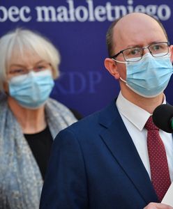 Komisja ds. pedofilii i pytania o jej działania. Podano zarobki członków