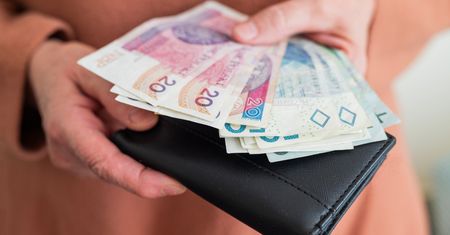 Pracowała 40 lat. Zarabiała najniższą krajową. Tyle dostaje z ZUS