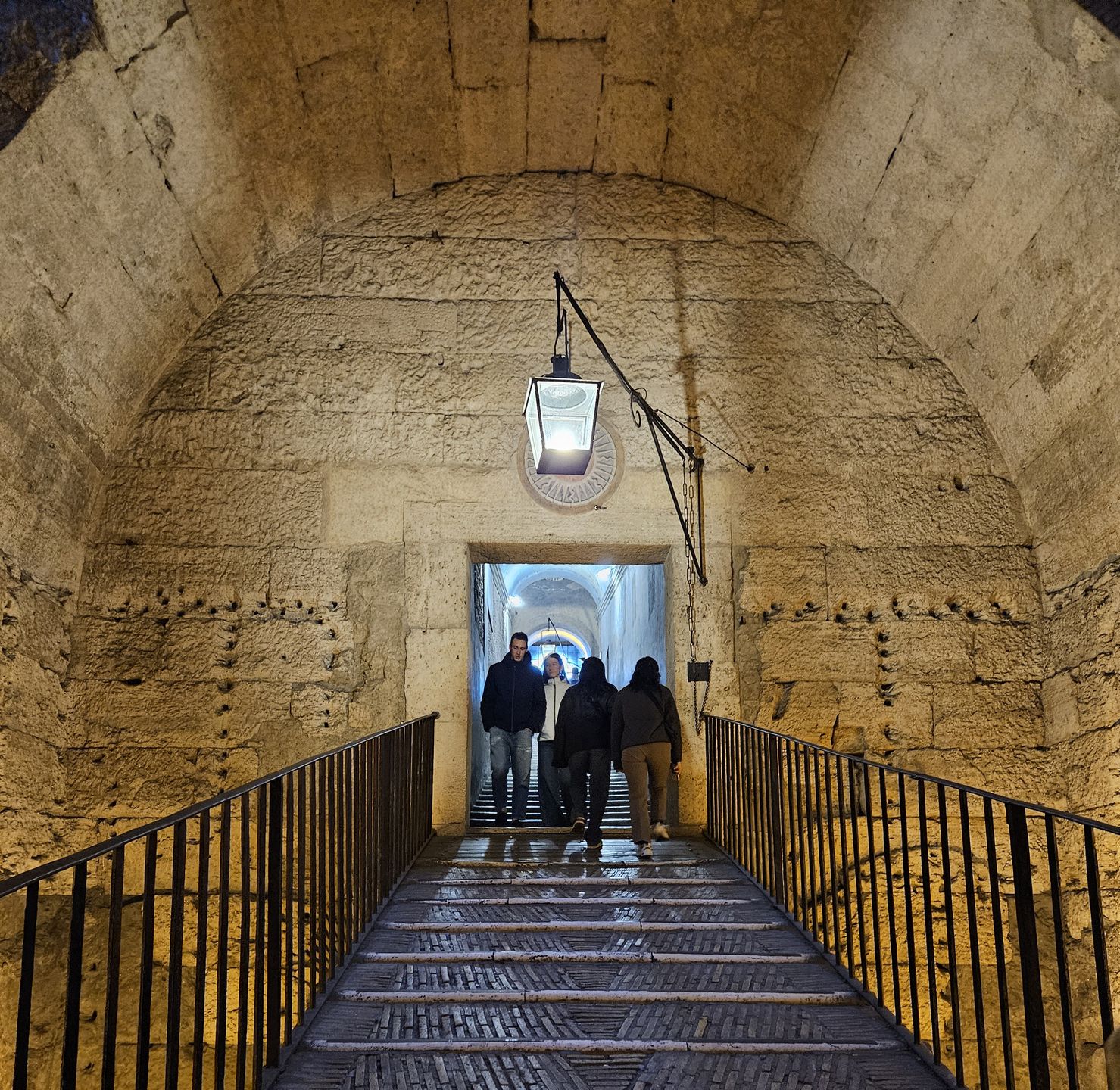 Surowe wnętrza zamku i antyczna rampa robią piorunujące wrażenie