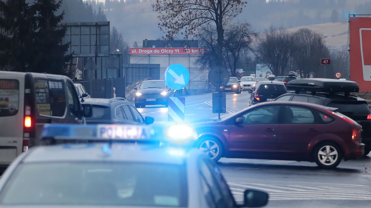 ruch drogowy
Poronin, 01.01.2022. Wzmo�ony ruch drogowy na zakopiance w okolicach Poronina, 1 bm. Rozpocz�y si� powroty turyst�w z sylwestrowego wypoczynku w Zakopanem. (jm) PAP/Grzegorz Momot
Grzegorz Momot
droga, korki, powroty, powr�t, ruch drogowy, samochody, samoch�d, Sylwester, zakopianka