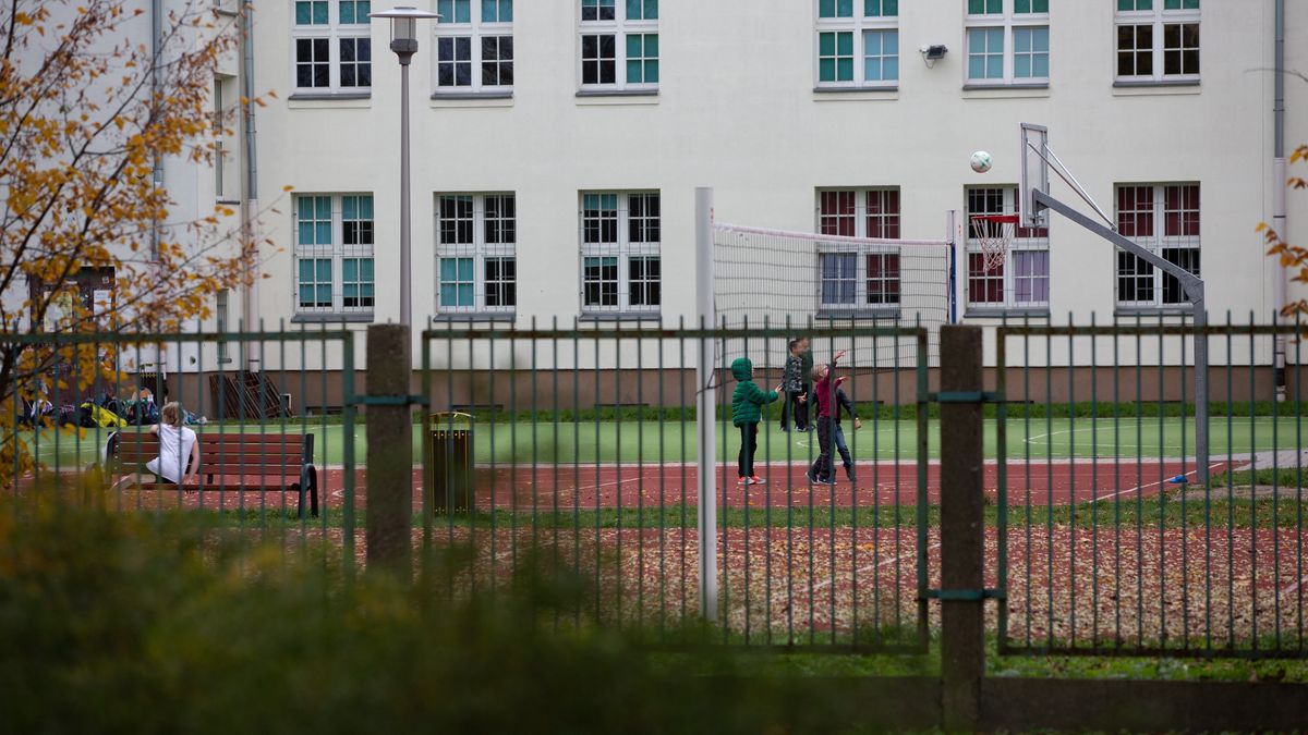 spacer dziecko rodzina 500+ szkoła boisko szkolne dzieci