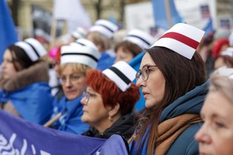 Pielęgniarki protestują przed kancelarią premiera. Oto czego się domagają