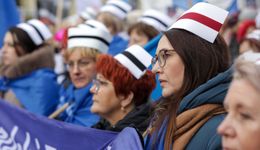 Pielęgniarki protestują przed kancelarią premiera. Oto czego się domagają