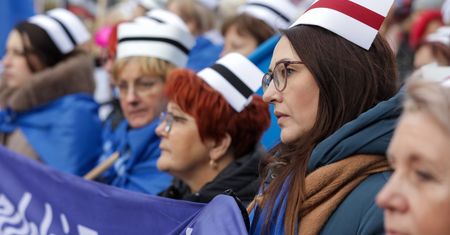 Pielęgniarki protestują przed kancelarią premiera. Oto czego się domagają