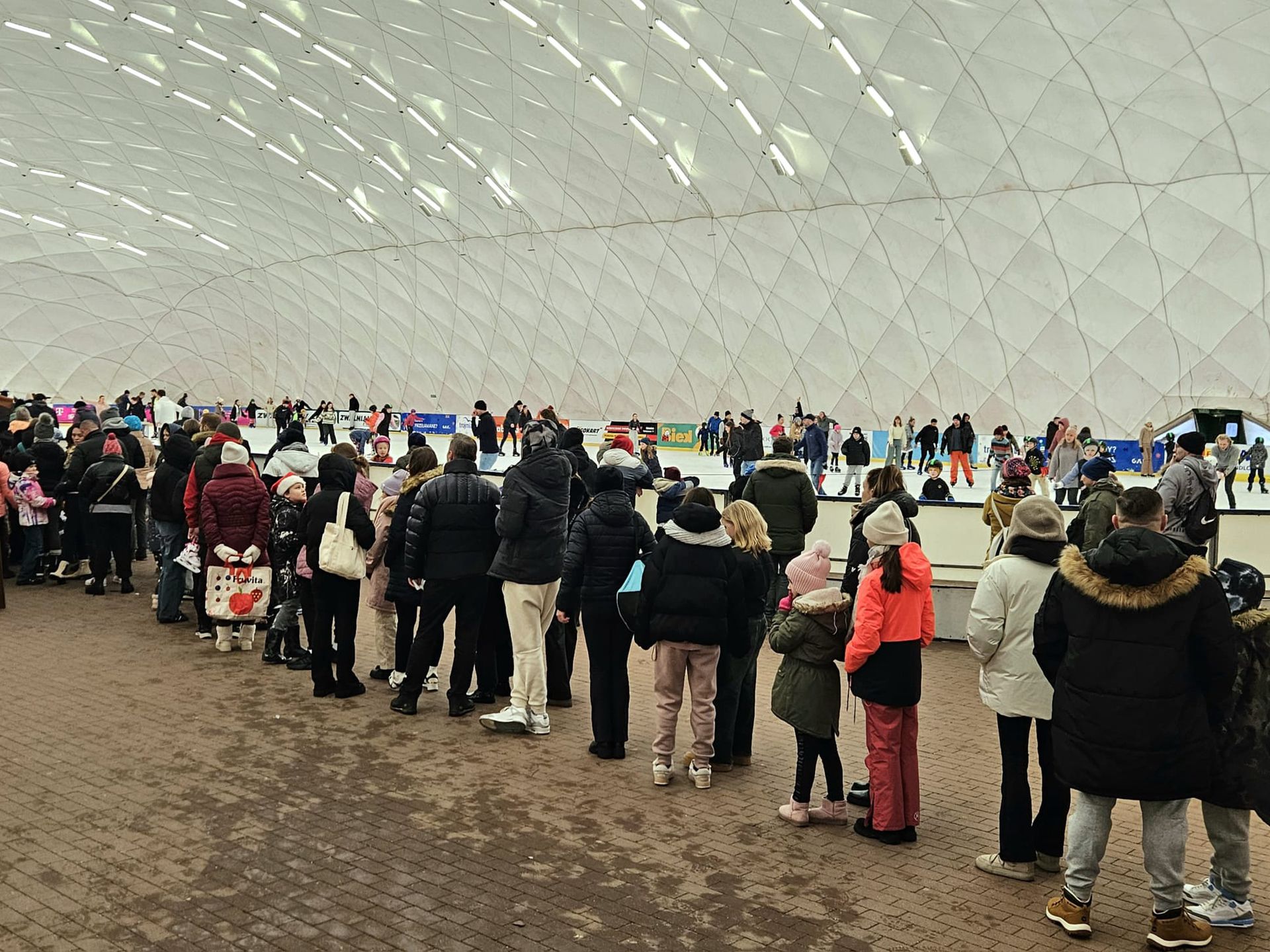 Konieczność czekania w kolejkach nie zniechęca amatorów łyżwiarstwa