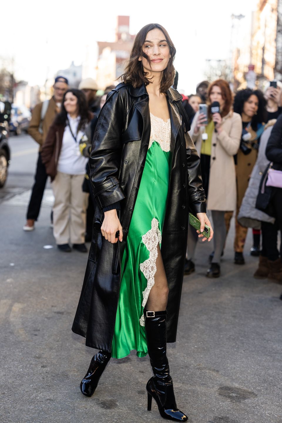 Alexa Chung w czarnym trenczu ze skóry