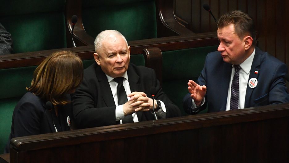 Warszawa, 17.01.2024. Prezes PiS Jarosław Kaczyński (C) i poseł PiS Mariusz Błaszczak (P) na sali obrad Sejmu w Warszawie, 17 bm. Sejm w drugim dniu posiedzenia rozpatrzy wniosek Lewicy o odwołanie Krzysztofa Bosaka z funkcji wicemarszałka Izby. (aldg) PAP/Piotr Nowak