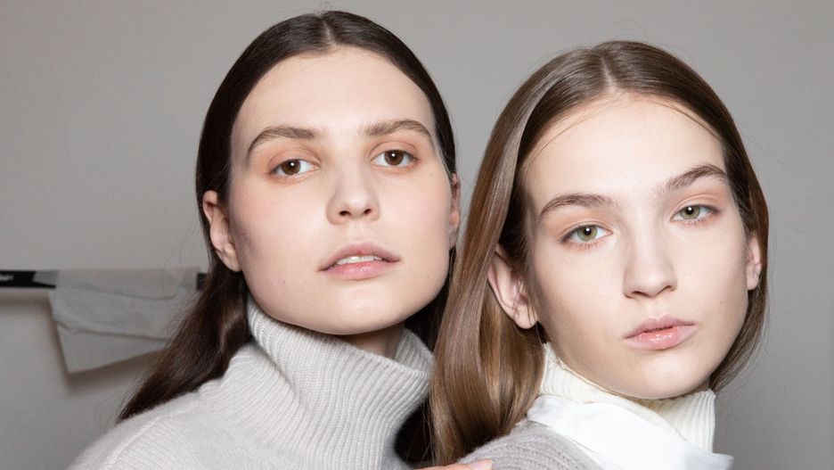 dwie modelki z przygotowanym makijażem
