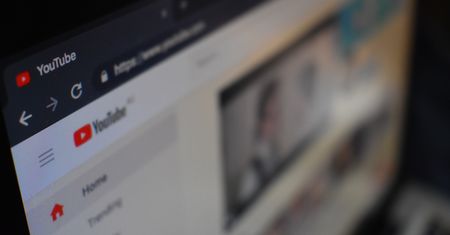 YouTube. Nie mógł się wypromować, więc groził innym, obnażając słabość SI Google'a