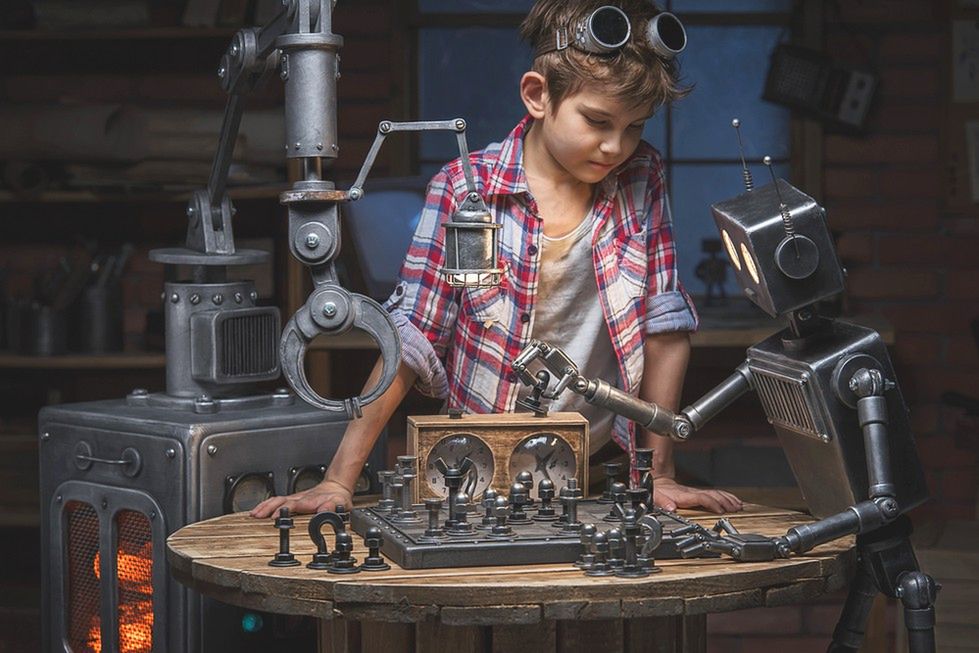 Zdjęcie robotów grających w szachy pochodzi z serwisu Shutterstock