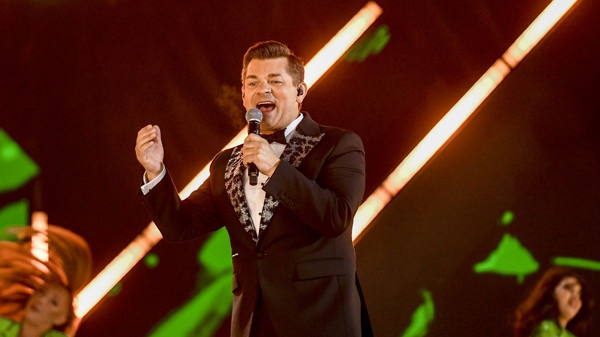 Zenon Martyniuk na scenie. Zdjęcie ilustracyjne. 