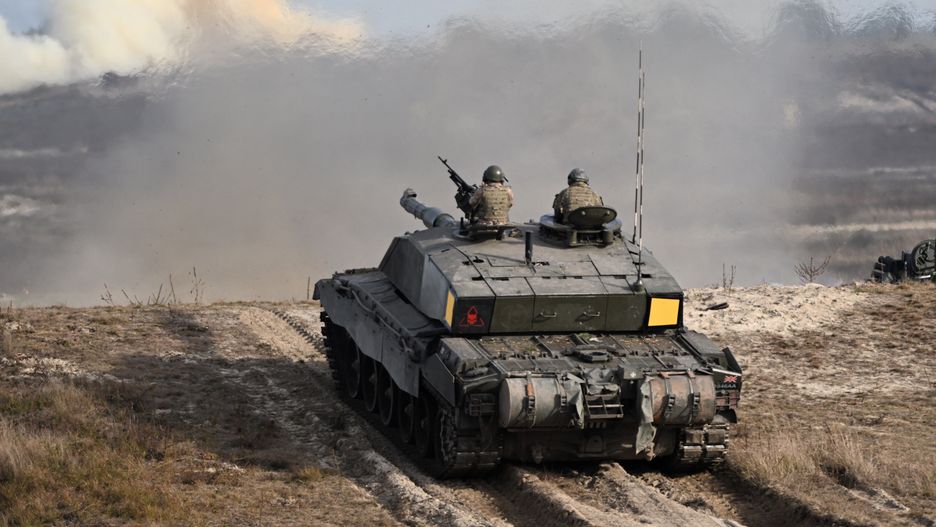 Londyn: Ukraina otrzyma 14 czołgów Challenger 2 i ok. 30 armatohaubic AS90