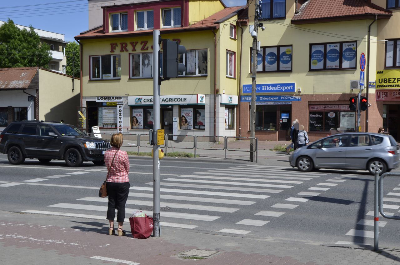 Nawet jeśli pieszy ma czerwone światło, kierowcy są zobowiązani do zachowania szczególnej ostrożności