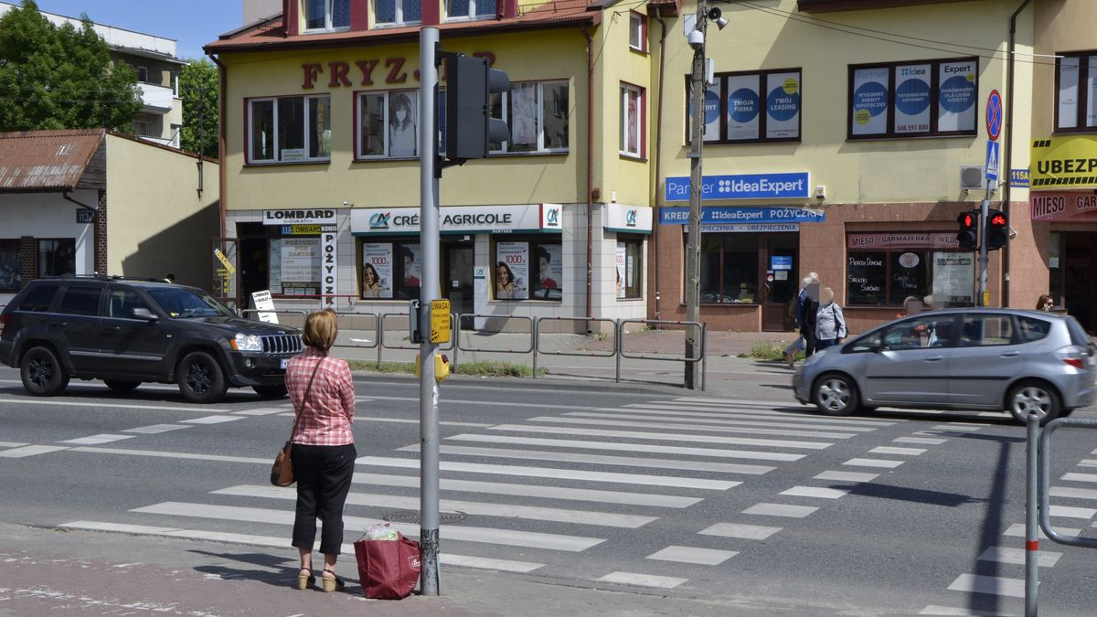 Nawet jeśli pieszy ma czerwone światło, kierowcy są zobowiązani do zachowania szczególnej ostrożności