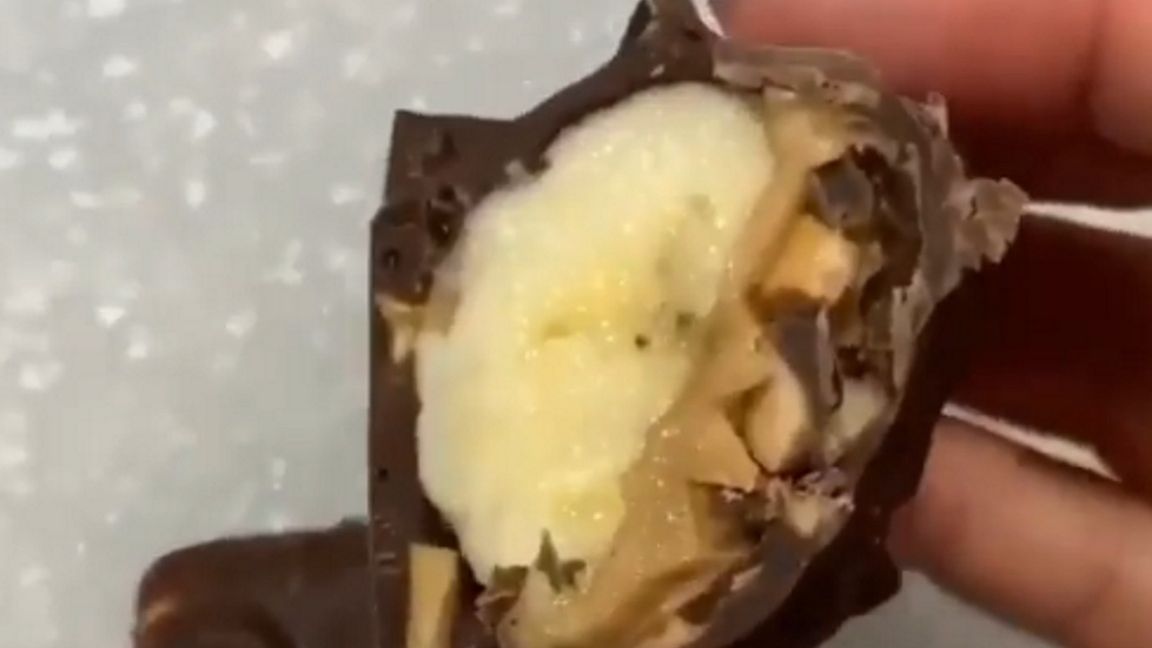 Batony bananowe z czekoladą i masłem orzechowym to pyszna przekąska.