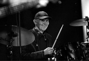 Legendarny muzyk nie żyje. Perfect planuje pożegnanie. "W podziemiach"