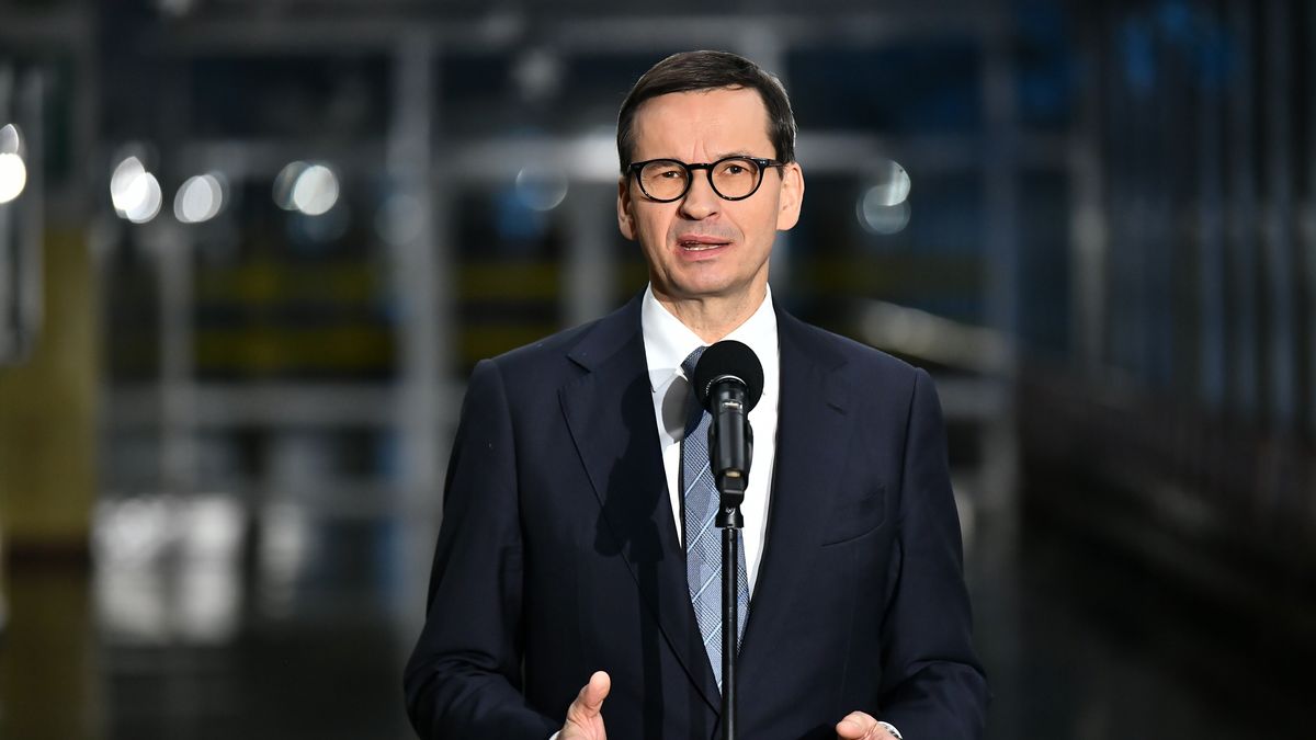Oława, 19.12.2022. Premier Mateusz Morawiecki na konferencji prasowej podczas wizyty w Zespole Szkolno-Przedszkolnym nr 1 w Oławie, 19 bm. (aldg) PAP/Maciej Kulczyński