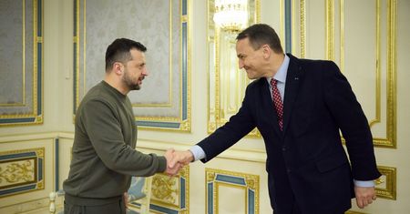 Wrzenie na linii Kijów-Warszawa. Tak chcą "podtopić" Sikorskiego