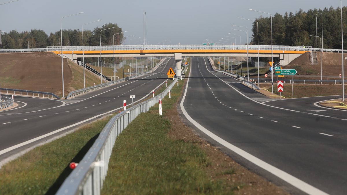 Ostrów Mazowiecka, 13.10.2023. Nowa droga S61 w okolicach Ostrowi Mazowieckiej, 13 bm. Otwarto odcinek S61 Ostrów Mazowiecka - Śniadowo. (mr) PAP/Artur Reszko
