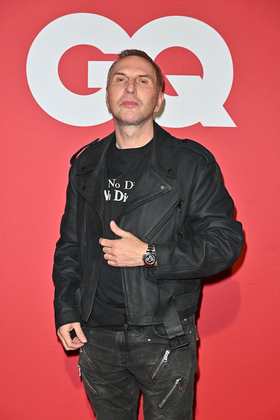 Krzysztof Gojdź oślepia śnieżnobiałymi licówkami na imprezie GQ