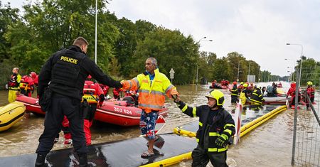 "Sytuacja jest poważna". Czeski dziennikarz o walce z powodzią i "idiotycznych pomysłach"