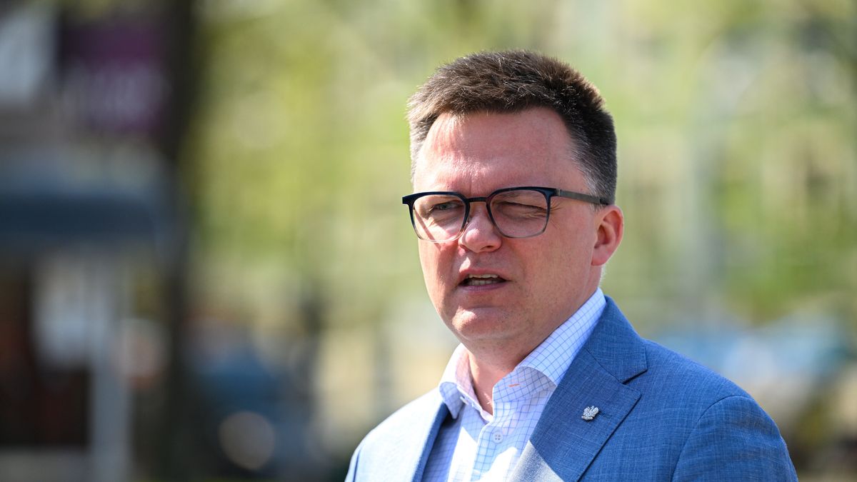 Mielec, 22.04.2025. Wybory Prezydenta RP 2025 - kampania. Kandydat Trzeciej Drogi, marszałek Sejmu Szymon Hołownia podczas briefingu prasowego w Mielcu, 22 bm. (sko) PAP/Darek Delmanowicz