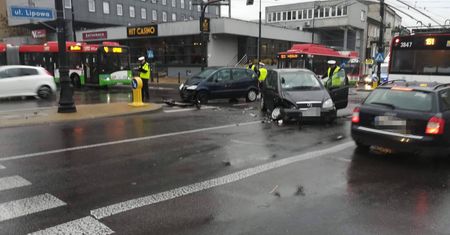 Ogromne korki o poranku. Zderzenie dwóch aut na ul. Narutowicza