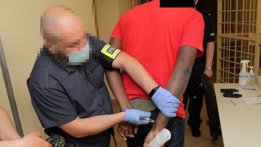 Warszawa. Policjanci zatrzymali obywatela Nigerii za cyberprzestępstwa (zdjęcie z zatrzymania we Wrocławiu)