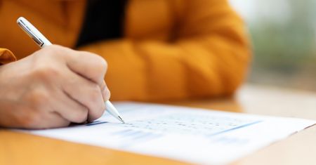 Matura 2025. Język polski rozszerzony - jak wygląda egzamin? Co można mieć ze sobą, przecieki, co było i co może być