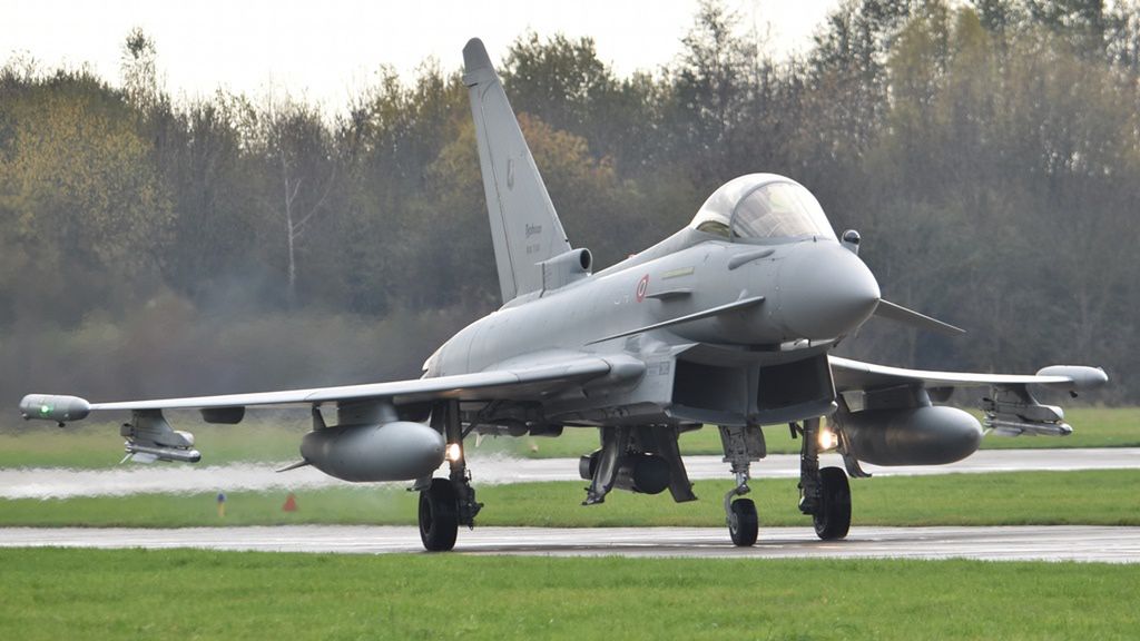 Włoski Eurofighter powraca z patrolu bojowego z pociskami IRIS-T