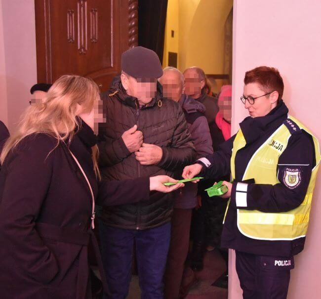 Wierni po mszy świętej