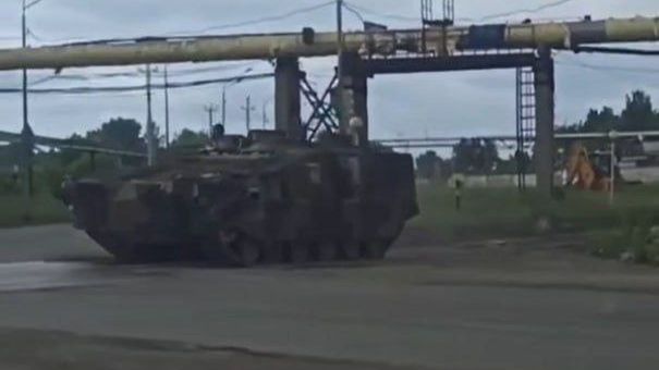 Tajemniczy rosyjski ciężki transporter opancerzony na przyzakładowych testach.