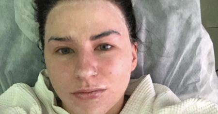 Influencerka przeżyła koszmar u kosmetyczki. "Czuję się jak brzydkie, trądzikowe g****"