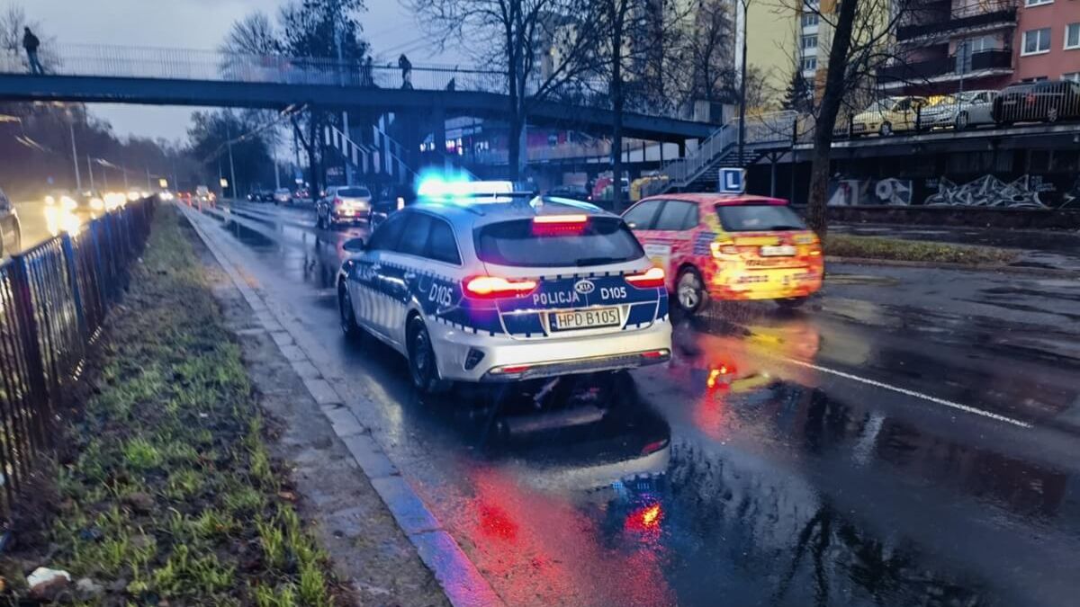 Policjanci interweniujący do uszkodzonego auta w wyniku najechania na dziurę w jezdni na al. Andersa