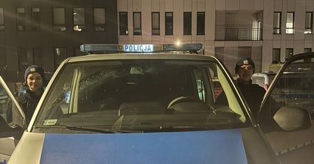 "Stałam z nim na dachu i po prostu rozmawiałam" – policjantka uratowała 15-latka przed skokiem