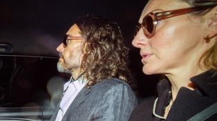 Żona Russell Branda stanęła w jego obronie w procesie o gwałt: "Czuję, że mnie dostrzega"
