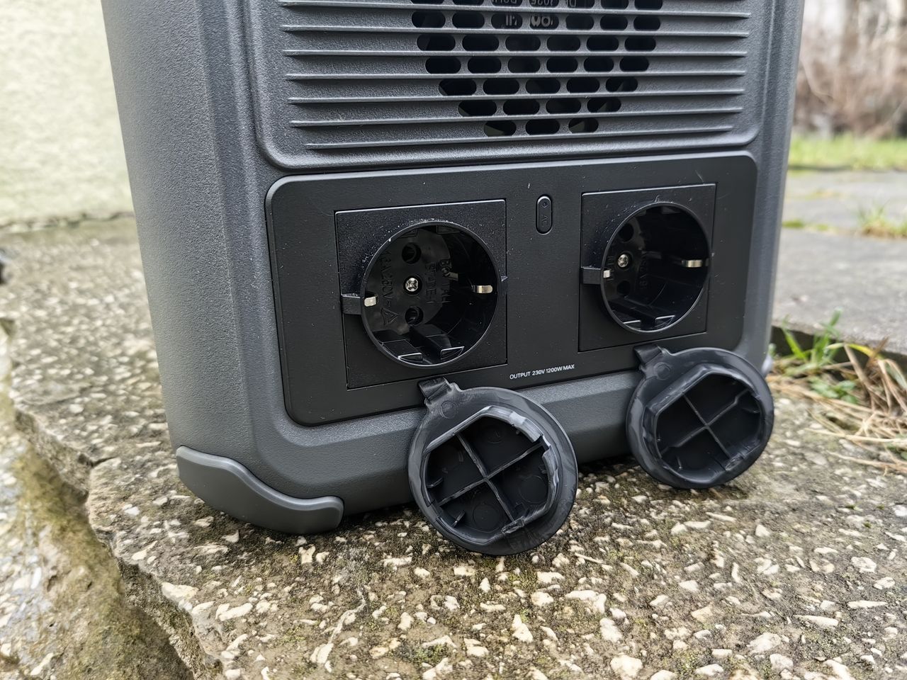 Gniazda 230V w Ugreen PowerRoam 15054 GS1200