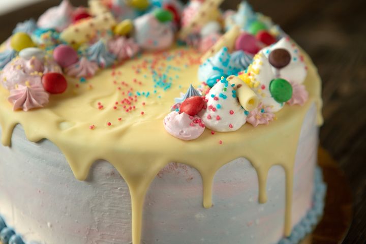 Tort dla dziecka można ozdobić na różne sposoby