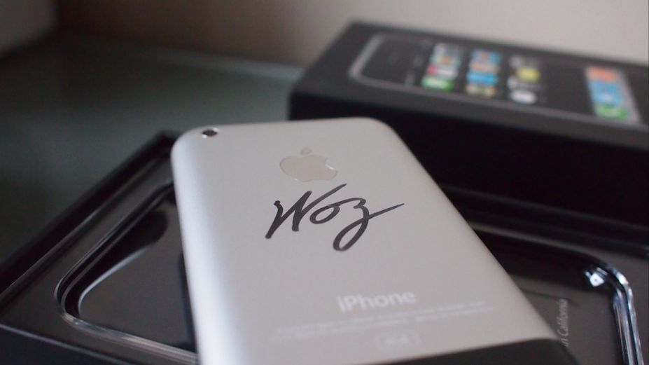 Prawie nieużywany iPhone z podpisem Steve'a Wozniaka wylądował na Allegro 1