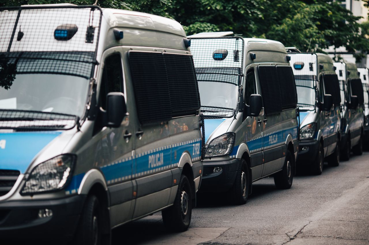 Akcja w szpitalu. Musieli założyć mu kask i kajdanki zespolone