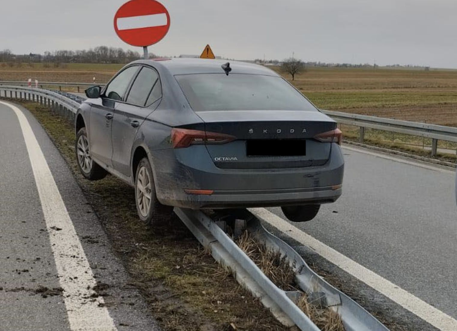 Auto zawisło na barierkach
