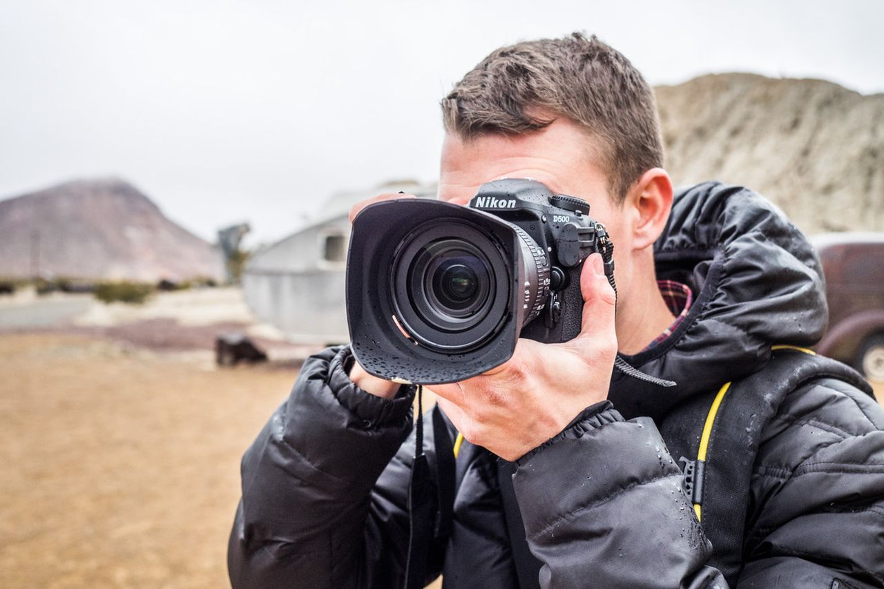Pierwszym aparatem marki Nikon z funkcją SnapBrigde jest Nikon D500. Na zdjęciu w rękach Jakuba Kaźmierczyka.