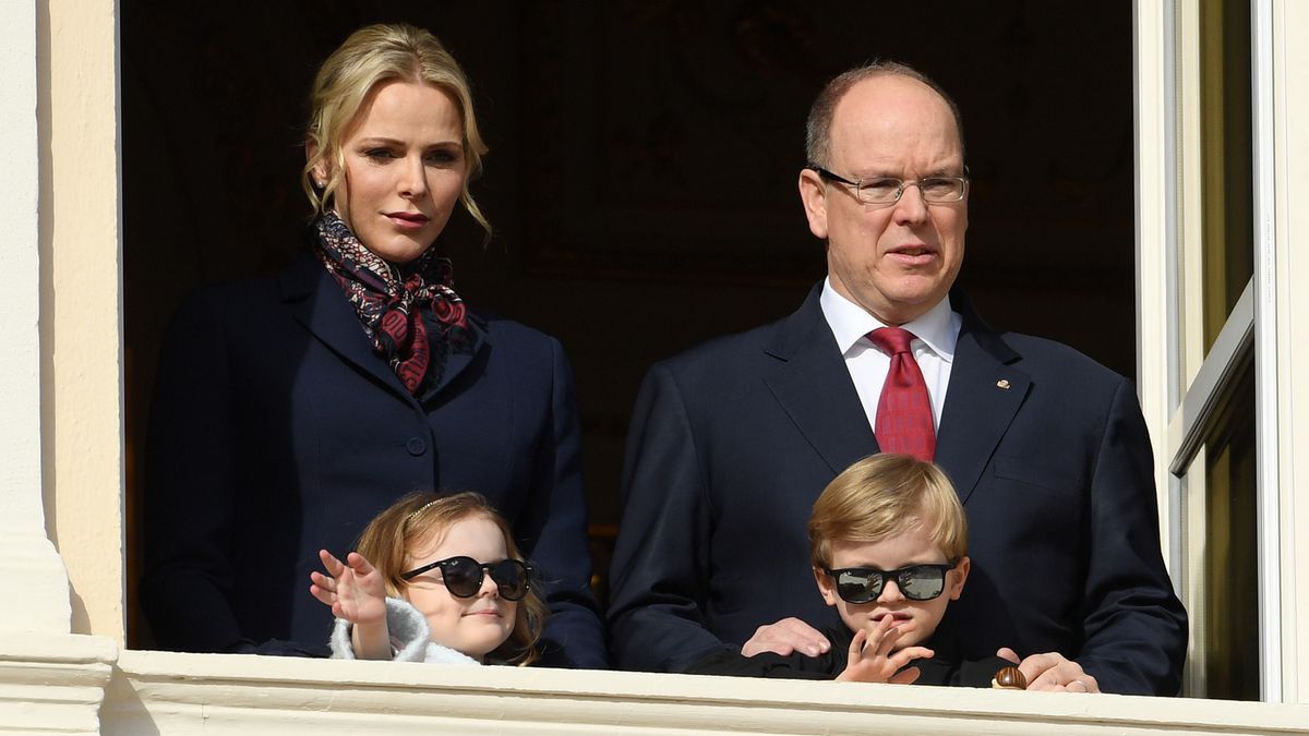 Księżna Charlene i książę ALbert II z dizećmi 