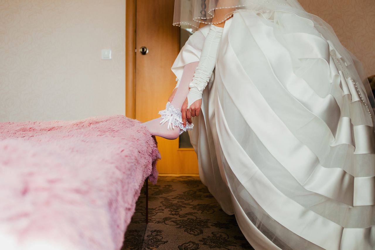 Szła już z ojcem. Nagle kilkoro gości ją ominęło