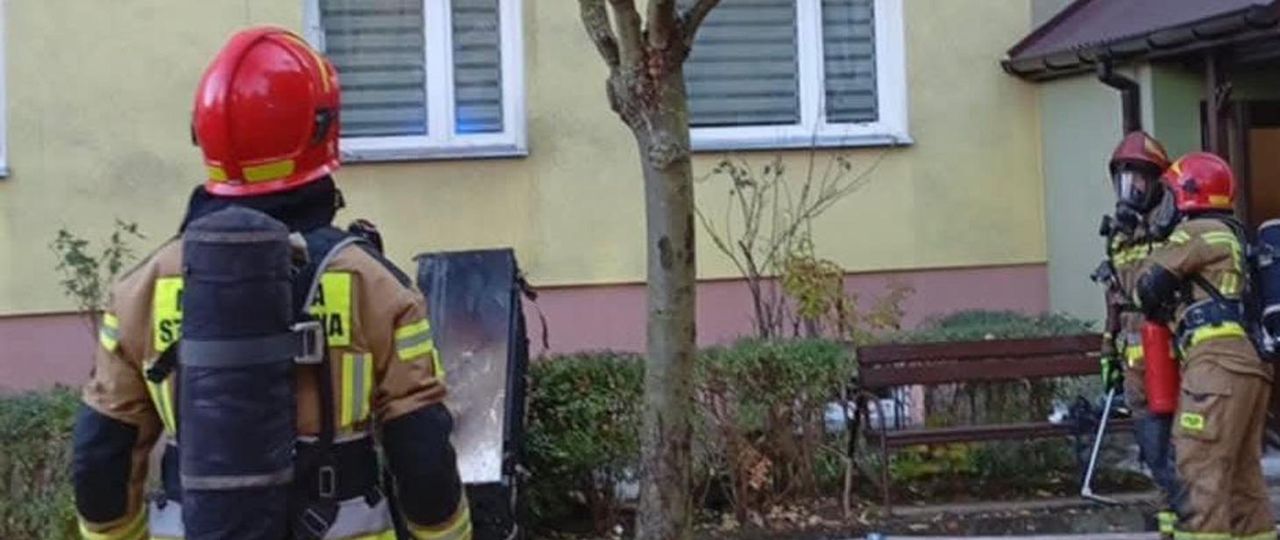 Pożar mieszkania na os. Rosochy w Ostrowcu Św. — jedna osoba poszkodowana