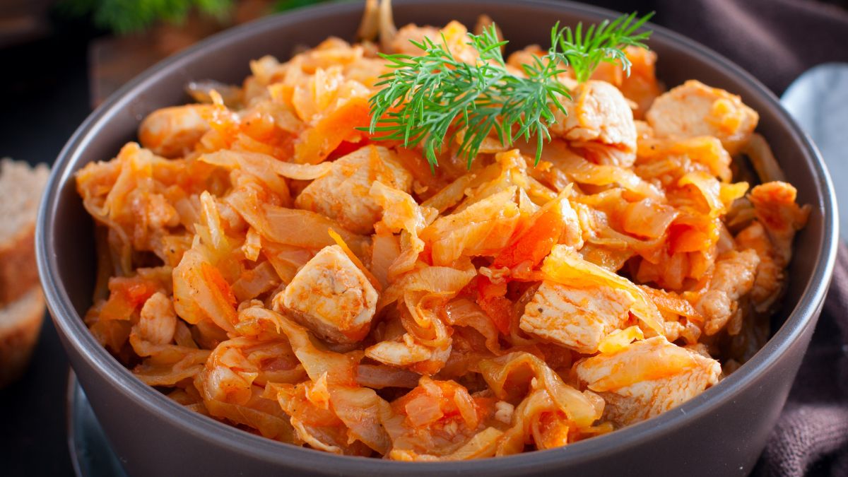 Zrób kapustę z z piersią kurczaka i warzywami